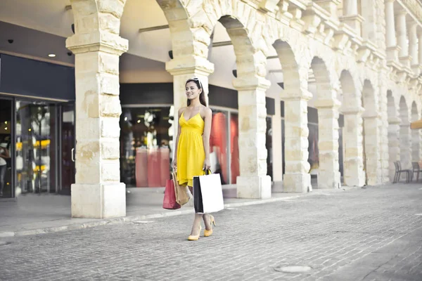 Fille Faisant Shopping Dans Centre Ville — Photo