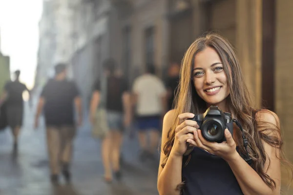 Flicka Med Kamera Downtown Väg — Stockfoto