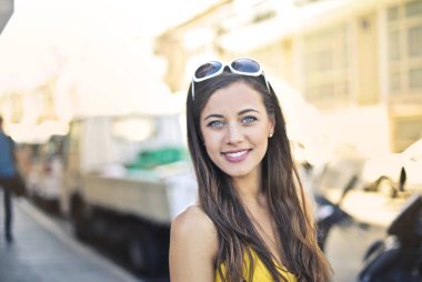 Bir kentsel bağlamda gülümseyen kız