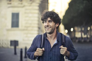 Sokak şehir merkezinde bir yürüyen adam