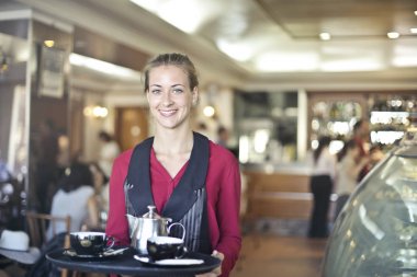 Bir kabare ile genç gülümseyen garson