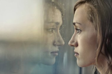 Pencereden bakan kız 