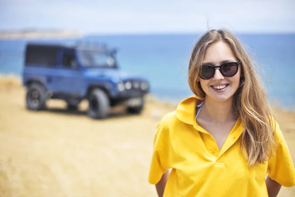 Усміхнена Дівчина Пляжі — стокове фото