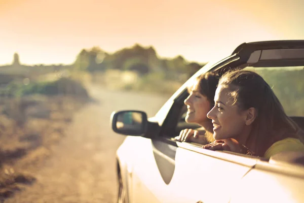 Twee Meisjes Kijken Uit Een Converteerbare Auto — Stockfoto