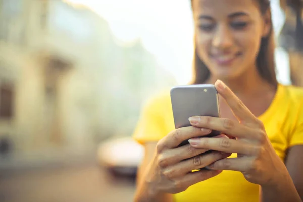 Menina Olhando Para Smartphone — Fotografia de Stock