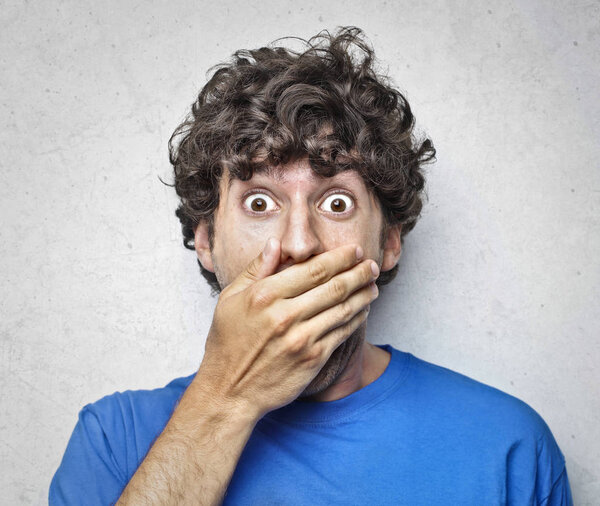 портрет человека, делающего смешное лицо
