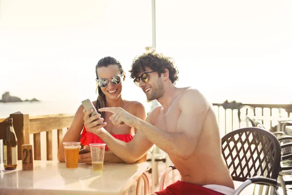 Hombre Mujer Mirando Teléfono Inteligente Aire Libre — Foto de Stock