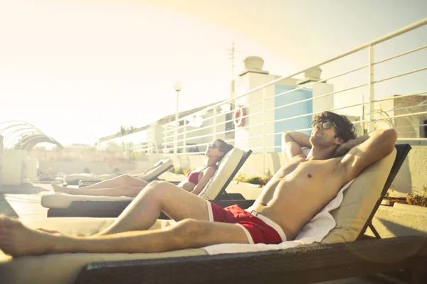 Guy Menina Tomando Banho Sol Uma Varanda — Fotografia de Stock