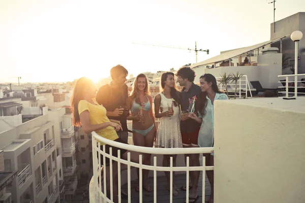 Группа Друзей Отдыхающих Балконе — стоковое фото