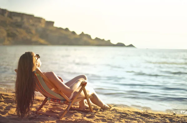Chica Tomando Sol Playa —  Fotos de Stock