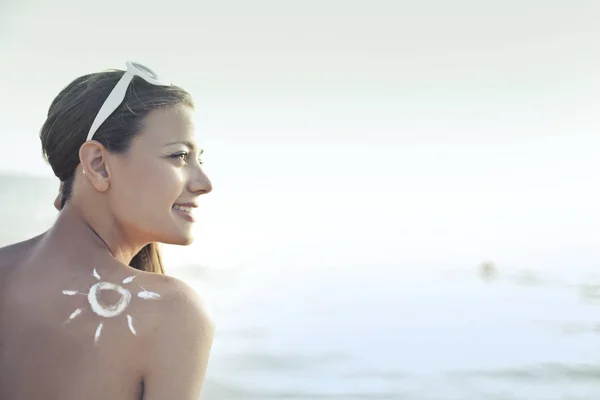 Усміхнена Дівчина Пляжі — стокове фото
