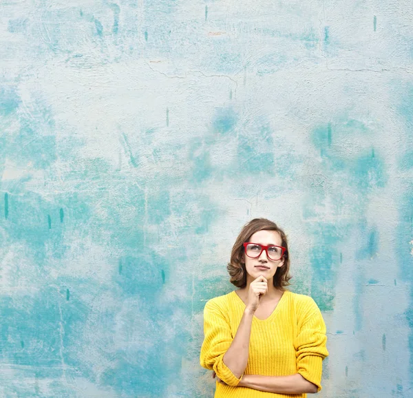 Menina Pensativa Uma Parede Azul — Fotografia de Stock