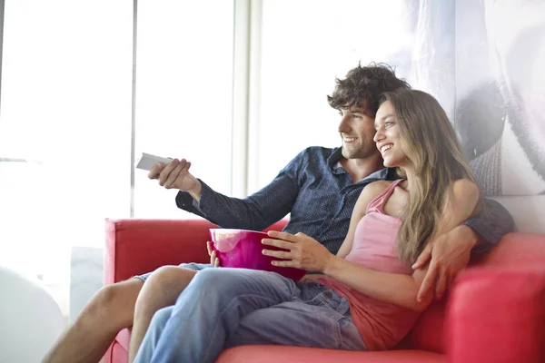 Couple Regarder Télévision Sur Canapé — Photo