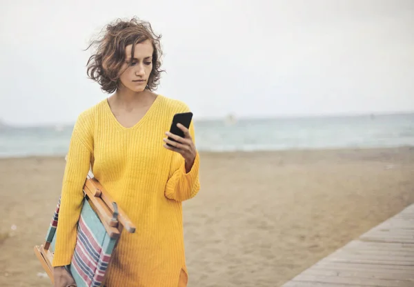 Plajda Bir Telefon Ile Kız — Stok fotoğraf