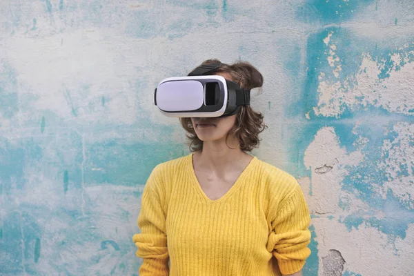 Retrato Uma Menina Com Óculos Realidade Virtual — Fotografia de Stock