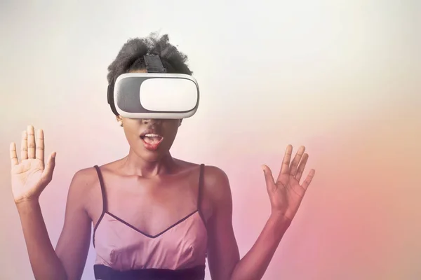 Retrato Una Chica Sorprendida Con Gafas Realidad Virtual — Foto de Stock