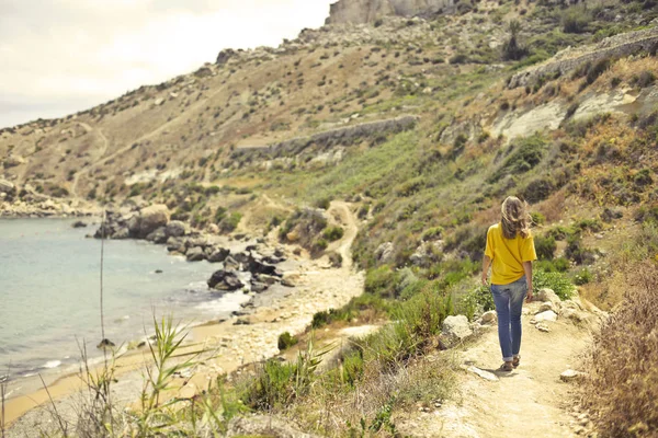 Fille Marche Dans Une Route Vers Mer — Photo