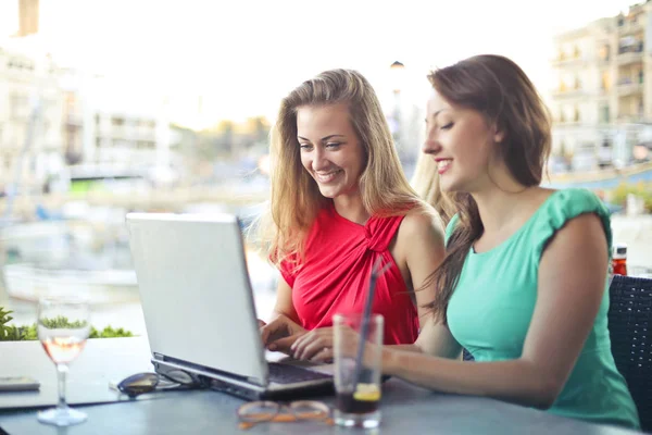 Twee Meisjes Met Behulp Van Een Computer Een Buitenbar — Stockfoto