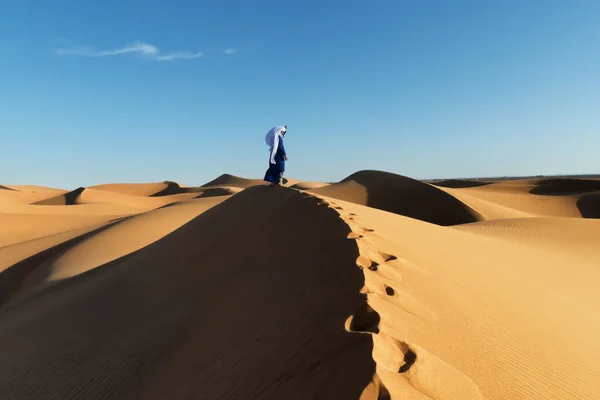 터 번과 전통 옷을 입은 모로코 남자 모래 뒤에 서 — 스톡 사진