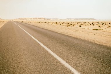 Vintage instagram tarzı görüntü Dakhla boş bir çöl yolda,
