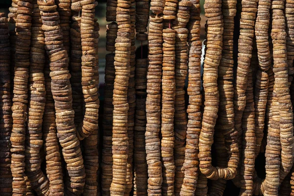 Dried organic figs (Ficus carica) at a street market in Morocco. — Stock Photo, Image