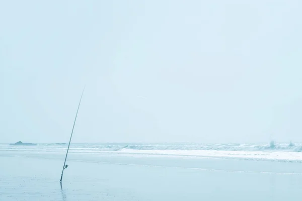 Caña de pescar en la playa. Imagen de clave alta suave . — Foto de Stock