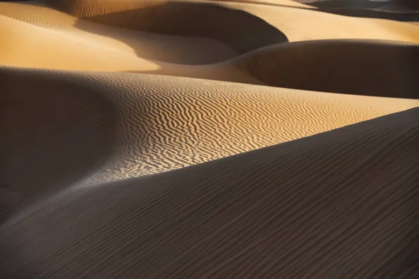 Dunas de arena del desierto con sombras oscuras en el desierto del Sahara de Marruecos . — Foto de Stock