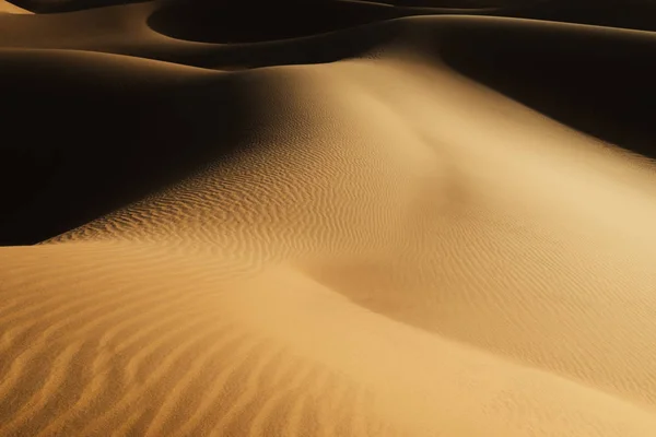 Dune di sabbia del deserto con ombre scure nel deserto del Sahara del Marocco . — Foto Stock