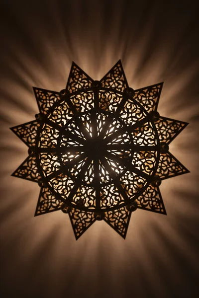 Lit, marokańska, arabska lampa o skomplikowanym wystroju. Widok na dół. C — Zdjęcie stockowe