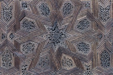 Geleneksel bir İslami geometrik tasarımın ahşap oymaları.