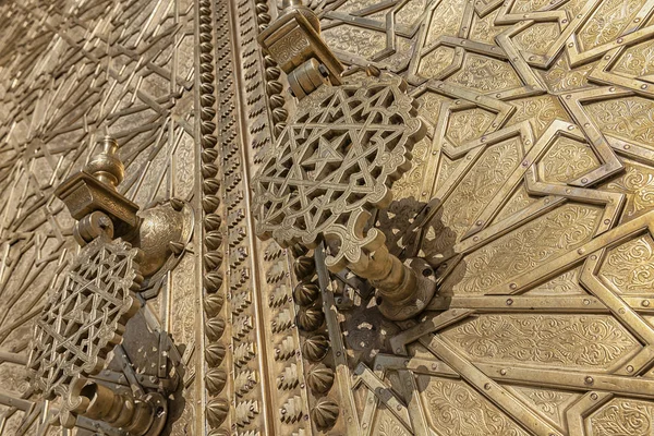 Detalhe da porta dourada com maçaneta da porta do palácio real em Fez, Marrocos — Fotografia de Stock