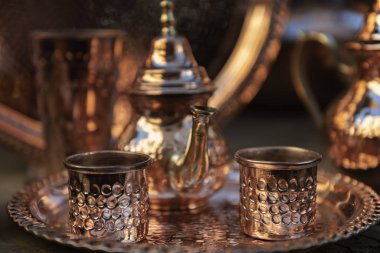 Bakırdan yapılmış çay fincanları olan Fas çaydanlığı..