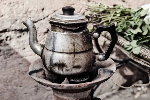 Oude Roestige Theepot Met Marokkaanse Munt Vintage Beeld Met Film Stockfoto