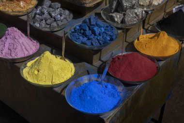 Marakeş, Fas 'taki Medine' de renkli boya pigmentleri ve mineraller. Kumaş, ipek, pamuk vs. boyamak için pigmentler.  