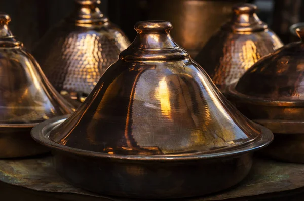 伝統的なモロッコ銅真鍮タジン タジン モロッコフェズのメディナの市場 — ストック写真
