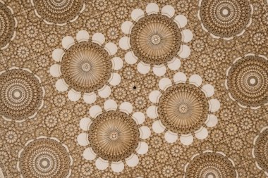 Oyma alçı dekorasyonlu güzel bir tavan. Casablanca, Fas 'taki Hasan II camiinin mimari detayları..