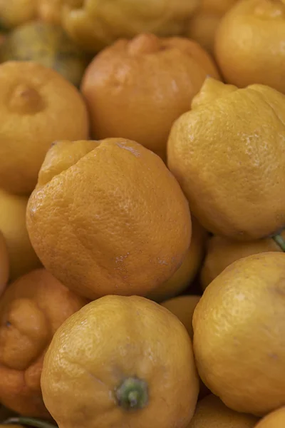 Çiftçi Pazarında Taze Organik Fas Limonu Gastronomik Uzmanlık — Stok fotoğraf