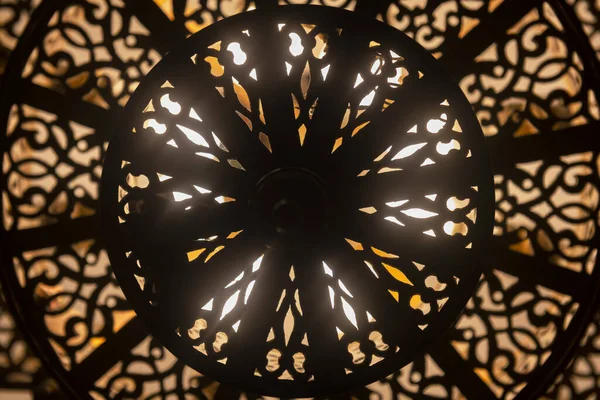 Lit Marokańska Arabska Lampa Mosiądzu Skomplikowanym Wystroju Koncepcja Marokańskiej Arabskiej — Zdjęcie stockowe
