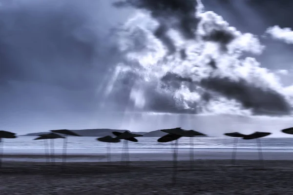 Leeg Strand Met Parasols Tegen Donkere Bewolkte Lucht Stormachtig Weer Rechtenvrije Stockfoto's