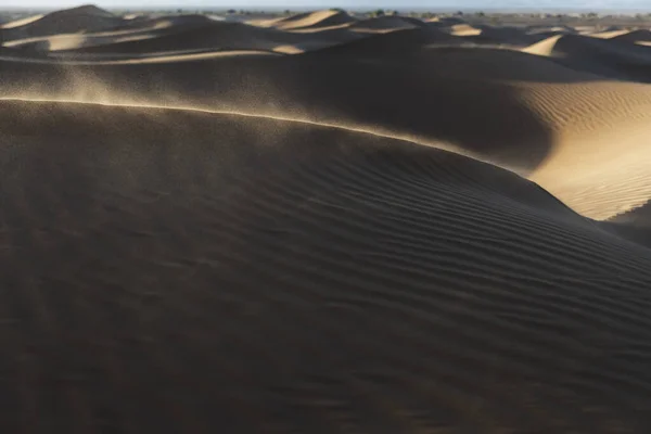 Wind Die Zand Lucht Blaast Woestijn Zandduinen Bij Zonsondergang Sahara Stockafbeelding