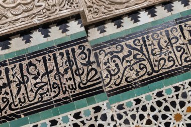 Fes 'deki Bou Inania Madrasa' nın, oyma alçı ve Kur 'an' dan ayet kaligrafisi olan duvar detayları. Geleneksel İslami tasarım, tipik Fas camileri ve Kuran okullarında (medrasa, medersa).