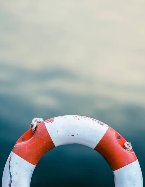 Grungy Lifebuoy Against Ocean Water — Stock Photo, Image