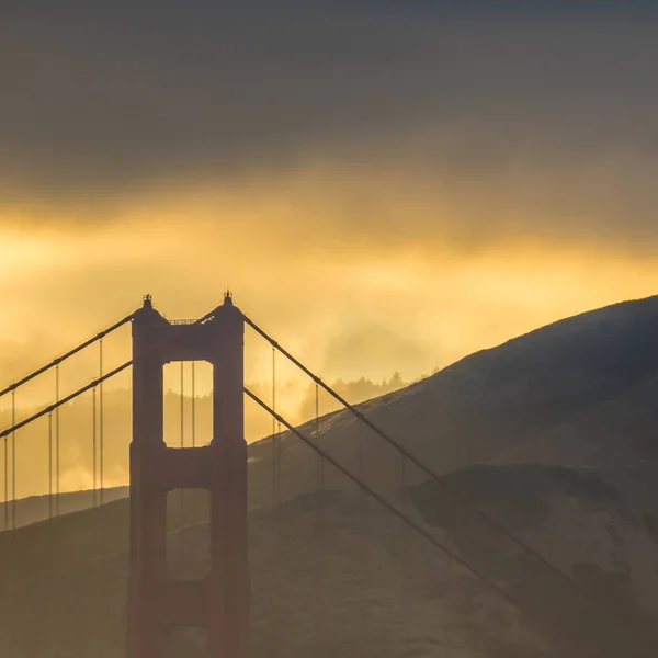 Ponte cancello dorato al tramonto — Foto Stock