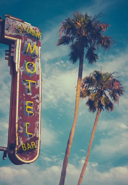 Motel teken en palmen — Stockfoto