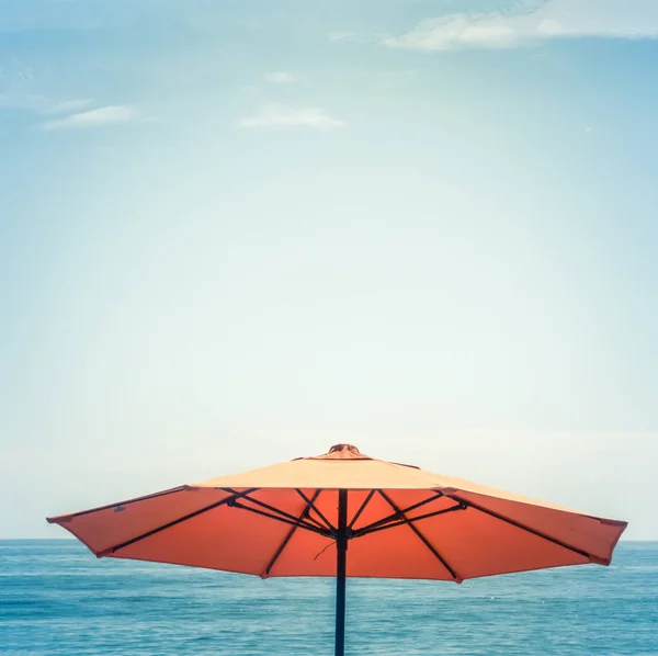 Minimalistischer Sonnenschirm — Stockfoto
