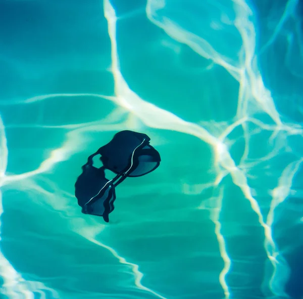 游泳池的太阳镜 — 图库照片