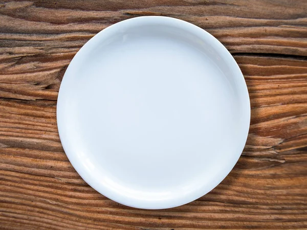 Plato blanco vacío en la mesa —  Fotos de Stock