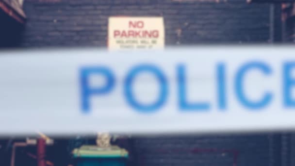 Brittiska Polisen Tejp Runt Brottsplats Grungy Urban Gränd — Stockvideo