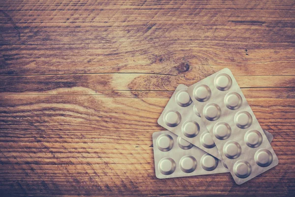 Medicatie op houten tafel — Stockfoto