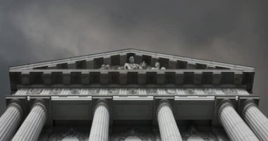 Belediye Binası ya da Adliye fırtınalı gökyüzü karşı